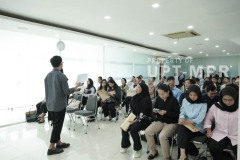 Panitia menjelaskan perihal profil Perusahaan dalam acara (CDC) Career Development Center UNAS Gelar Campus Hiring Bersama PT.  Itrias Mandiri Sejati, Selasa, 14 Januari 2025, di Ruang Seminar Selasar Lt.3