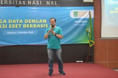 Pemaparan materi oleh narasumber utama, Adi Saputra, VP Product & Support dari PT Prosperita Mitra Indonesia (ESET Indonesia) pada acara Campus Security Day di Aula Blok 1 Lt. 4 UNAS pada Kamis (3/10).