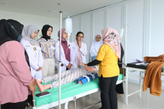 Instruktur Sedang Memberikan Pengarahannya Kepada Mahasiswa Calon Ners Dalam Kegiatan BTCLS