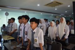 Menyanyikan lagu Indonesia Raya, Mars UNAS dan Mars FTKI pada acara Workshop “Defending Against Cyber Attacks” pada Senin, (7/10), di Ruang Seminar Lantai 3 UNAS.