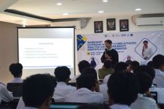 Pemaparan Materi oleh Pemateri utama, Rozan Sanura Albary dalam kegiatan Workshop “Defending Against Cyber Attacks” pada Senin, (7/10), di Ruang Seminar Lantai 3 UNAS.