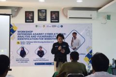 Pembuka oleh Ketua Pelaksana Workshop, Rayhan Fakhri Risqullah dalam kegiatan Workshop “Defending Against Cyber Attacks” pada Senin, (7/10), di Ruang Seminar Lantai 3 UNAS.