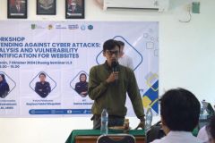 Sambutan dari dosen pendamping, Ahmad Rifki, S.Kom.,MMSI dalam kegiatan Workshop “Defending Against Cyber Attacks” pada Senin, (7/10), di Ruang Seminar Lantai 3 UNAS.