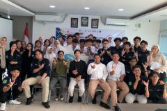 Sesi Foto bersama dalam kegiatan Workshop “Defending Against Cyber Attacks” pada Senin, (7/10), di Ruang Seminar Lantai 3 UNAS.