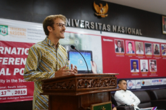 Pembicara/ Second Secretary for Political Affairs Kedutaan Australia Alexander Meekin saat memaparkan materinya dalam acara International Conference on Social Politics, Kamis, 17 Oktober 2019, di Ruang Aula Blok 1 Lt. 4 UNAS