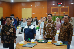 Saat menyanyikan Indonesia Raya dan Mars UNAS dalam kegiatan International Conference on Social Politics, Kamis, 17 Oktober 2019, di Ruang Aula Blok 1 Lt. 4 UNAS