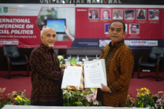 Penandatanganan MoU antara Ketua AIPI Jakarta Dr. Muhammad Noer, M.A. (kiri) dan Dekan FISIP UNAS Dr. Zulkarnain, M.Si. (kanan) dalam acara International Conference on Social Politics, Kamis, 17 Oktober 2019, di Ruang Aula Blok 1 Lt. 4 UNAS