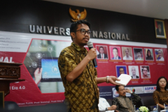 Moderator acara saat memandu jalannya International Conference on Social Politics, Kamis, 17 Oktober 2019, di Ruang Aula Blok 1 Lt. 4 UNAS