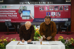 Penandatanganan MoU antara Ketua AIPI Jakarta Dr. Muhammad Noer, M.A. (kiri) dan Dekan FISIP UNAS Dr. Zulkarnain, M.Si. (kanan) dalam acara International Conference on Social Politics, Kamis, 17 Oktober 2019, di Ruang Aula Blok 1 Lt. 4 UNAS