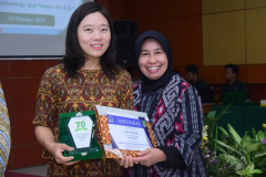 Pemberian cinderamata oleh Wakil Rektor Bidang Penelitian, Pengabdian Kepada Masyarakat dan Kerjasama UNAS Prof. Dr. Ernawati Sinaga, M.S., Apt. (kanan) kepada Pembicara/ Second Secretary for Political Affairs Kedutaan Korea Park Jin-Young (kiri)