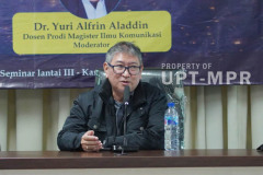 Dr. Yuri Alfrin Aladdin selaku moderator saat memandu jalannya acara kuliah umum magister ilmu komunikasi, Sabtu, 11 Januari 2025, di Ruang Seminar Lt.3 Gedung Menara UNAS