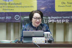 Narasumber/ Corporate Director PT intiland Development tbk Theresia Rustandi memberikan materi dalam acara kuliah umum magister ilmu komunikasi berlangsung, di Ruang Seminar Lt.3 Gedung Menara UNAS, Sabtu, 11 Januari 2025