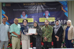 Pemberian sertifikat oleh dosen magister komunikasi Prof. Dr. Sri Desti Purwatiningsih, M.Si. (kanan empat) kepada Narasumber/ Corporate Director PT intiland Development tbk Theresia Rustandi (kiri tiga) dalam acara kuliah umum magister ilmu komunikasi berlangsung, di Ruang Seminar Lt.3 Gedung Menara UNAS, Sabtu, 11 Januari 2025