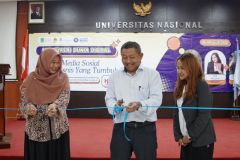 Pemotongan tali pita sebagai simbol diresmikan  seminar Nasional Himpunan Mahasiswa Bisnis Digital (HIMABISDIG) di Ruang Aula Blok I Lt.IV, pada Senin, 9 Desember 2024.