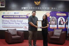 Dosen Bisnis Digital Deny Hidayatullah, S.E., M.M.S.I. menyerahkan sertifikat kepada Aya Mazaya selaku Narasumber Seminar Nasional Himpunan Mahasiswa Bisnis Digital (HIMABISDIG) di Ruang Aula Blok I Lt.IV, pada Senin, 9 Desember 2024.