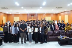 Sesi foto bersama dalam kegiatan Seminar Nasional Himpunan Mahasiswa Bisnis Digital (HIMABISDIG) di Ruang Aula Blok I Lt.IV, pada Senin, 9 Desember 2024.