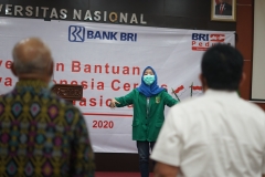 Rektor unas (Dr.Drs. El Amry Bermawi Putera, M.A) beserta jajaran dan pimpinan Bank BRI jakarta sedang menyanyikan lagu Indonesia Raya