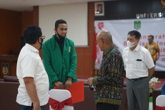 Rektor unas (Dr.Drs. El Amry Bermawi Putera, M.A) & (Pemimpin BRI Kanwil Jakarta) Hendro Padmono sedang berbincang dengan salah satu mahasiswa UNAS