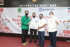 Penyerahan Simbolis Beasiswa kepada mahasiswa UNAS