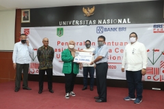 Penyerahan Simbolis Beasiswa kepada mahasiswa UNAS