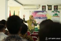 Instruktur memberikan penjelasan tentang sistem pendidikan di Unas kepada peserta pengenalan lingkungan dan budaya akademik di ruang seminar lantai 3  pada kamis (5/3)