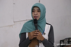 Dr. Fauziah, S.Kom., MMSI. saat memberikan materi PLBA kepada peserta di ruang teater blok 3 lantai 4  pada kamis (5/3)