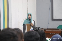 Dr. Fauziah, S.Kom., MMSI. (kerudung biru) saat memberikan materi PLBA di depan peserta di ruang teater blok 3 lantai 4  pada kamis (5/3)