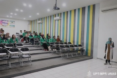 Instruktur memberikan penjelasan tentang sistem pendidikan di Unas kepada peserta pengenalan lingkungan dan budaya akademik di ruang teater blok 3 lantai 4  pada kamis (5/3)