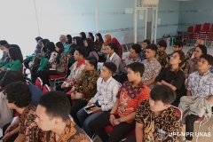 Para peserta PLBA secara seksama mengikuti kegiatan pengenalan kampus di ruang seminar lantai 3  pada kamis (5/3)