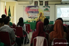 Instruktur memberikan materi kepada peserta PLBA di ruang seminar lantai 3  pada kamis (5/3)