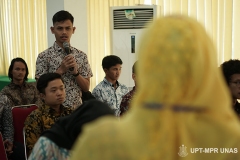 Peserta memberikan pertanyaan kepada instruktur PLBA