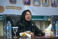 Pemaparan materi oleh Rektor Universitas Lia Dr. Siti Yulidhar Harunasari, M.Pc dalam kegiatan temu ilmiah di Ruang Seminar Menara UNAS 1 Ragunan, Sabtu, 21 Desember 2024.