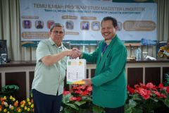 Dekan FBS UNAS Dr. Drs. Somadi Sosrohadi, M.Pd. memberikan souvenir kepada pembicara IV  yakni Prof. Dr, Edi Sukardi, M.Pd dalam kegiatan temu ilmiah di Ruang Seminar Menara UNAS 1 Ragunan, Sabtu, 21 Desember 2024.