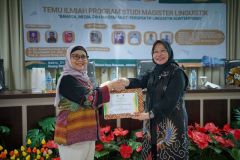 Ketua Program Studi Magister Linguistik UNAS Dr. Tetet Sulastri, S.S., M.Si. menyerahkan sertifikat kepada Rektor Universitas Lia Dr. Siti Yulidhar Harunasari, M.Pc dalam kegiatan temu ilmiah di Ruang Seminar Menara UNAS 1 Ragunan, Sabtu, 21 Desember 2024.