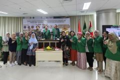 Foto bersama sebelum pemotongan tumpeng sebagai simbolis satu tahun berdirinya Program Studi Magister Linguistik di Menara UNAS 1 Ragunan, Jakarta Selatan, pada Sabtu, 21 Desember 2024.