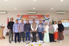 Sesi foto bersama formal dalam kegiatan sosialisasi kedutaan besar INDIA di Exhibition Room UNAS, pada Selasa, 17 Desember 2024.