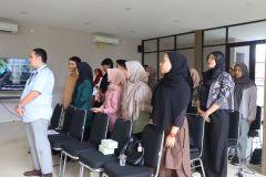 Para peserta berdiri untuk menyanyikan lagu Indonesia Raya dan Mars Universitas Nasional  di Exhibition Room UNAS, pada Selasa, 17 Desember 2024.