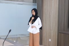 Master of Ceremony sedang memandu jalannya kegiatan Simbolisasi Penyerahan Beasiswa PT. Bank Shinhan Indonesia, pada Selasa, (7/1) di Ruang Rapat Cyber UNAS.