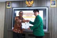 Penyerahan Simbolis Beasiswa yang dilakukan oleh Head of HR&Legal PT.Bank Shinhan Dimas Febriyanto kepada Mahasiswa UNAS yaitu Jefri, pada Selasa, (7/1) di Ruang Rapat Cyber UNAS.