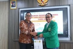 Pemberian Souvenir UNAS sebagai bentuk Simbolis Penyerahan Beasiswa Pt. Bank Shinhan Indonesia oleh Kepala Biro Administrasi Kemahasiswaan, Kamaruddin Salim, S.Sos.,M.Si. kepada Head of HR&Legal PT.Bank Shinhan Dimas Febriyanto,  pada Selasa, (7/1) di Ruang Rapat Cyber UNAS.