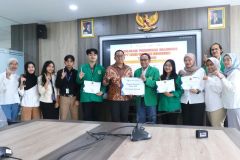 Sesi foto bersama dalam kegiatan Simbolisasi Penyerahan Beasiswa PT. Bank Shinhan Indonesia, pada Selasa, (7/1) di Ruang Rapat Cyber UNAS.