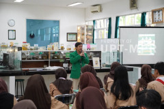  Dekan Fakultas Biologi dan Pertanian Dr. Fachruddin M. Mangunjaya, M.Si. menyampaikan sambutan dalam acara Workshop Biologi, Rabu, 22 Januari 2025, di Kampus Pusat Laboratorium, Bambu Kuning