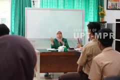 Instruktur/ Dosen Prodi Biologi Dr. (C) Astri Zulfa, S.Si., M.Si., menyampaikan materi kepada siswa-siswi 