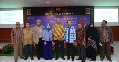 foto bersama Dekan FISIP, para dosen FISIP, dan pembicara usai berlangsungnya kuliah umum HI