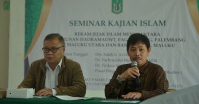 narasumber sedang memaparkan materinya mengenai rekam jejak islam