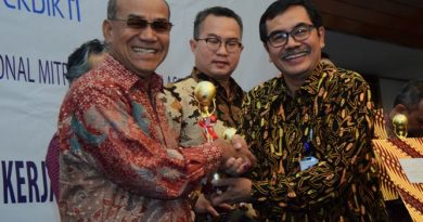 Rektor UNAS Dr. El Amry Bermawi Putera, M.A (kiri) Penyerahan Penghargaan dari Ketua Dirjen Penguatan & Pengembangan Kemenristekdikti, Dr. H. Muh Dimyati (4)