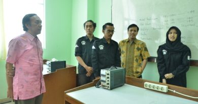 asesor sedang mengunjungi ruang praktek teknik elektro