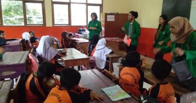 Mahasiswa ilmu komunikasi sedang mengajar kepada siswa SDN 03 Cikahuripan