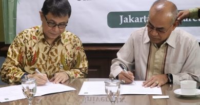 Rektor UNAS Dr. Drs. El Amry Bermawi Putera M.A. (Kanan) dan Chief Executive Officer WWF Indonesia Rizal Malik (kiri) melakukan penandatangan kerjasama, yang diselenggarakan di UNAS, Jakarta,22 Maret 2019