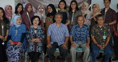 Foto bersama pimpinan FAPERTA beserta dosen dengan calon wisudawan pada acara pelepasan fakultas pertanian di laboratorium bambu kuning, Sabtu (12/04)